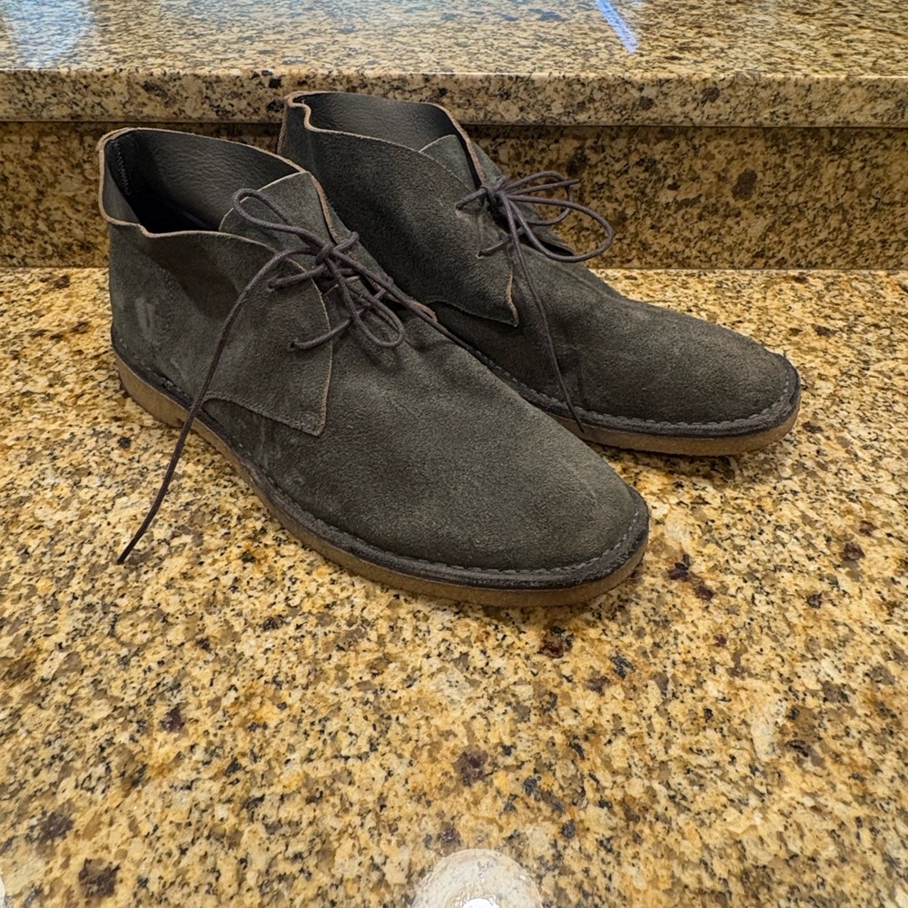 Banana Republic Men’s Olive Army Green suede chukka desert boots size 11 EUC